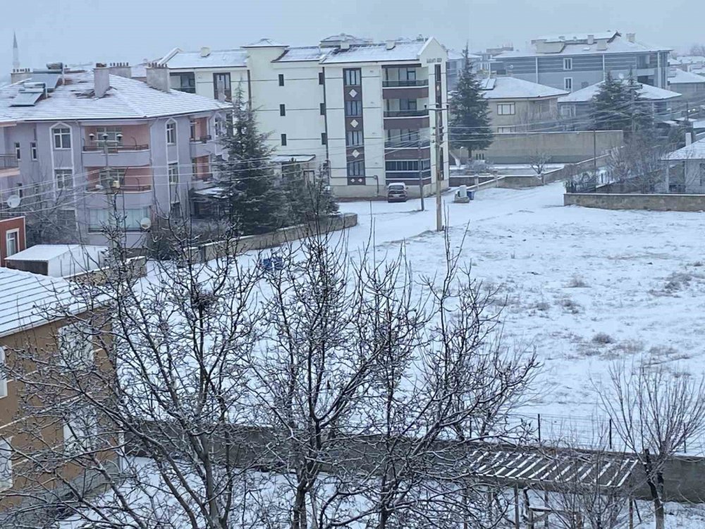 Konya'da kar yağışı ilçeyi beyaza bürüdü