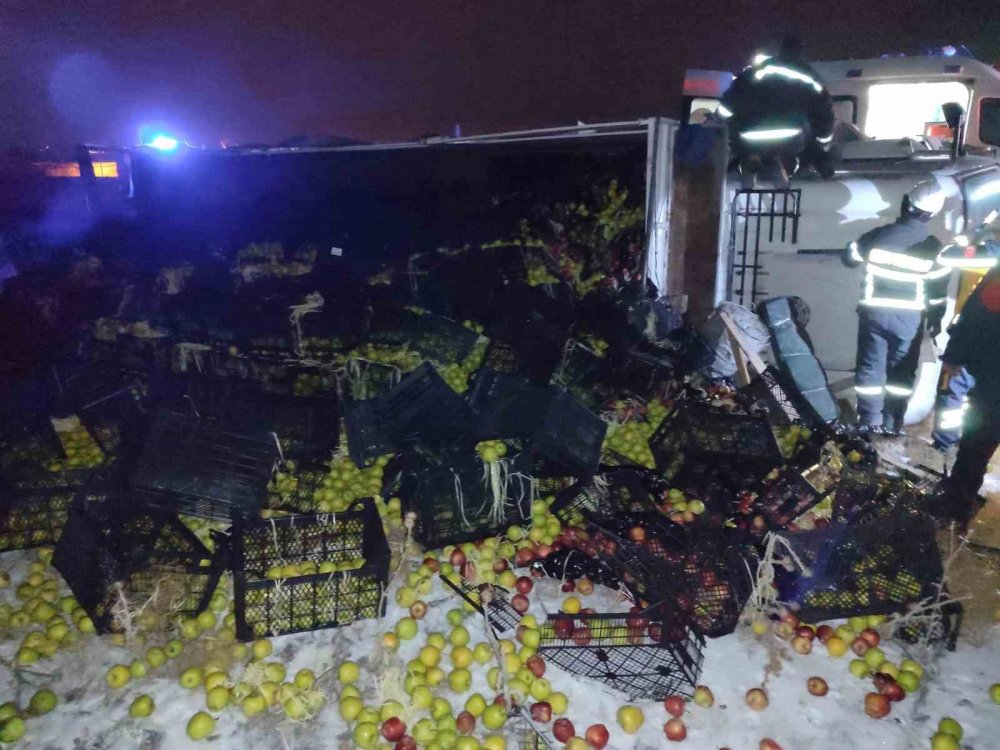 Konya’da elma yüklü kamyon devrildi, sürücü yaralandı