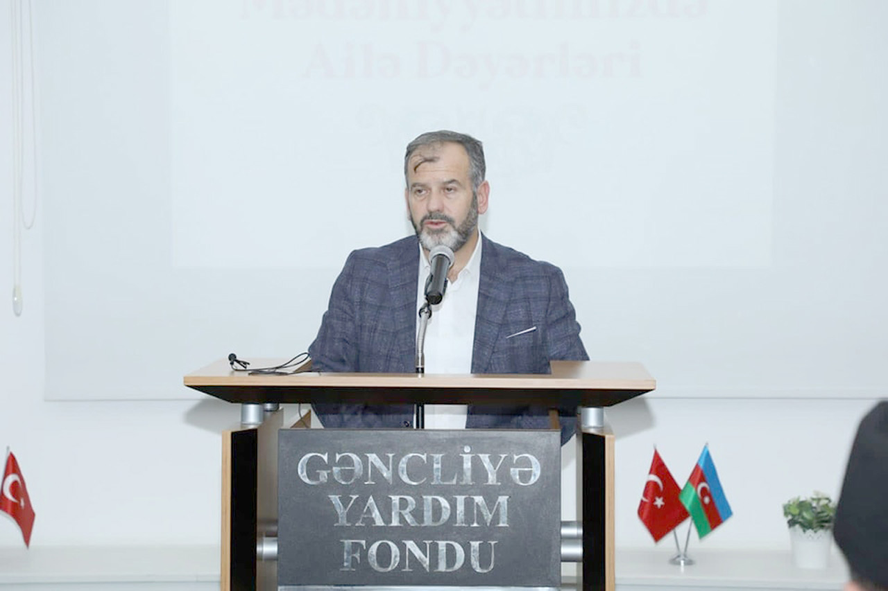 oge-azerbaycanda-konferans-verdi-2.jpg