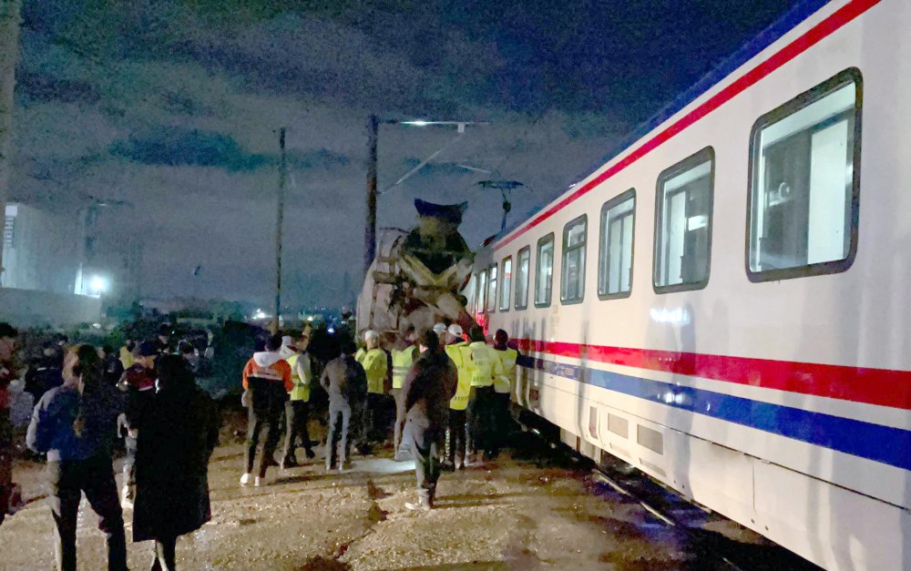 Yolcu treni, hemzemin geçitte beton mikserine çarptı; 1 yaralı