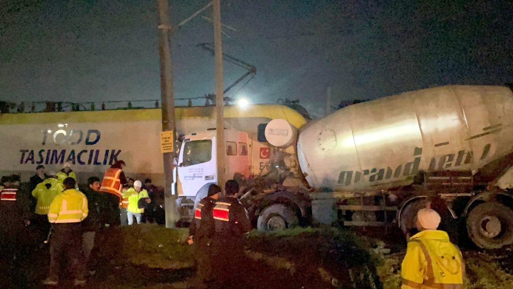 Yolcu treni, hemzemin geçitte beton mikserine çarptı; 1 yaralı