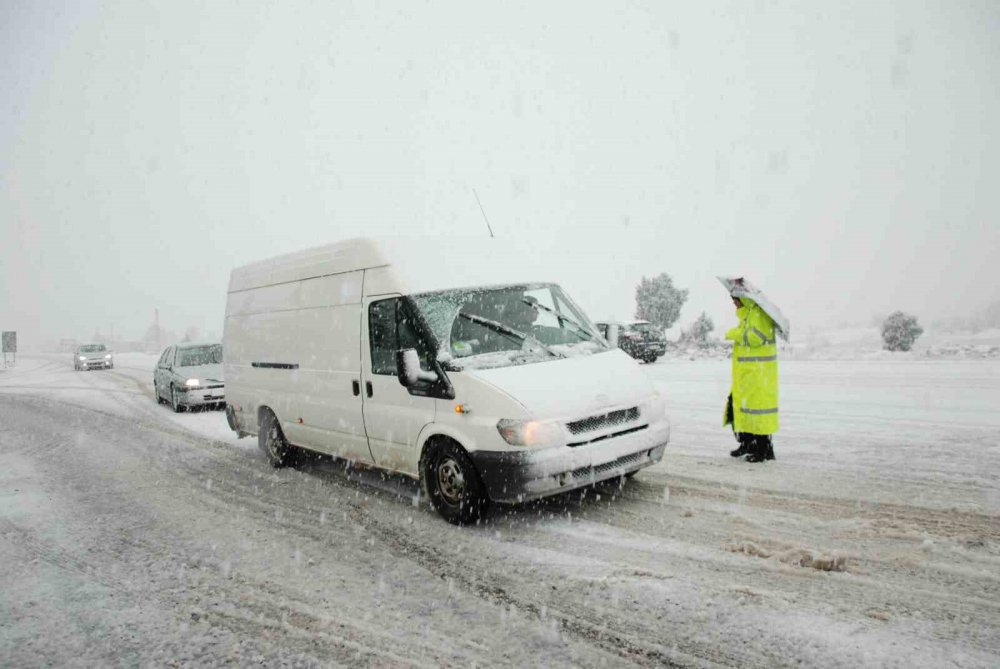 Antalya-Konya kara yolunda kar yağışı sürüyor! Alacabel'de son durum