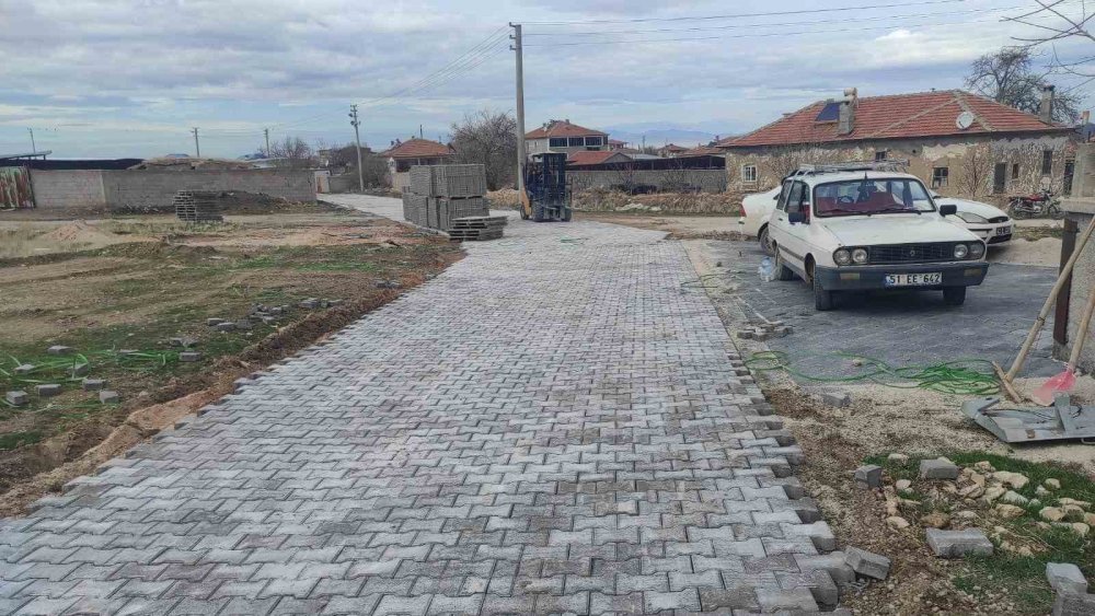 Konya Ereğli'de kilitli parke yol çalışması gerçekleştirdi