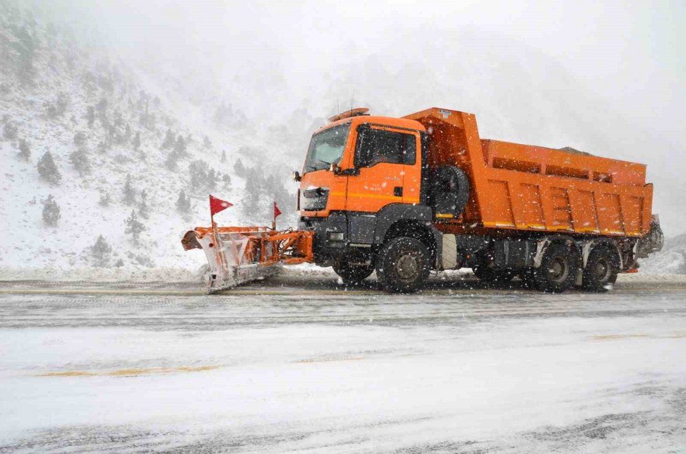 Antalya-Konya kara yolunda karla mücadele sürüyor