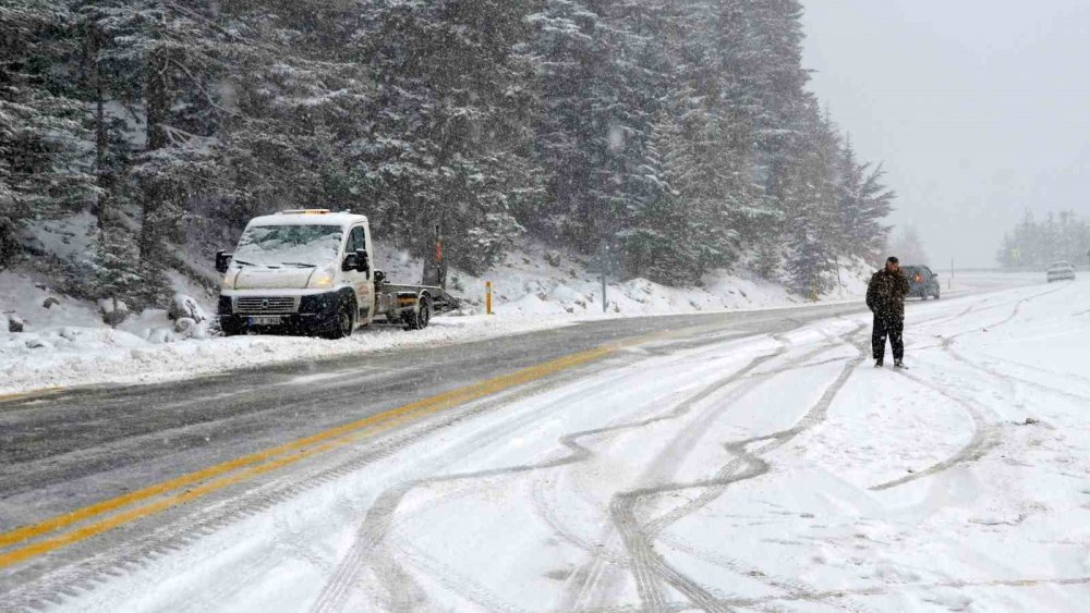 Antalya-Konya kara yolunda karla mücadele sürüyor