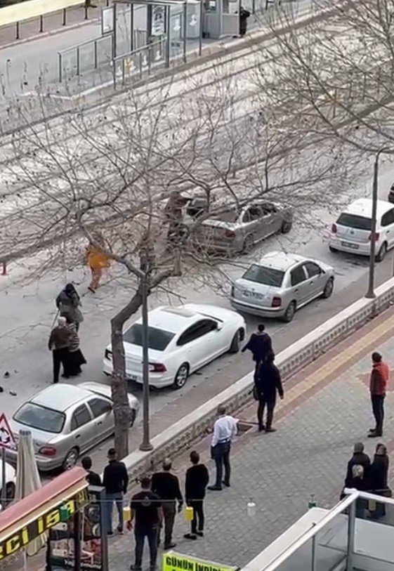 Konya'da kadınların otomobildeki şahıslarla kavga anı kamerada
