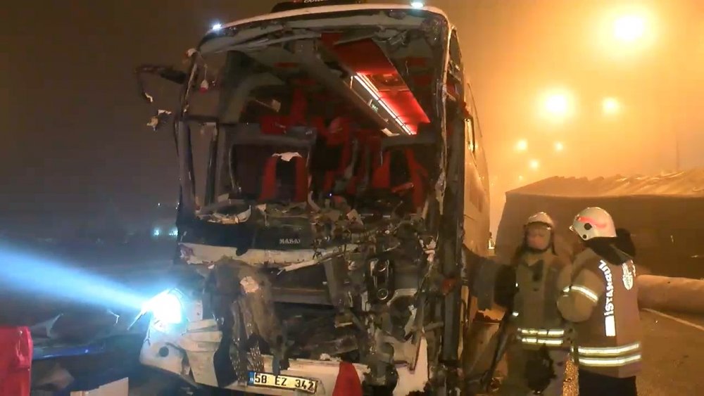Kuzey Marmara Otoyolu'nda yolcu otobüsü TIR'a çarptı: 1'i ağır 19 yaralı