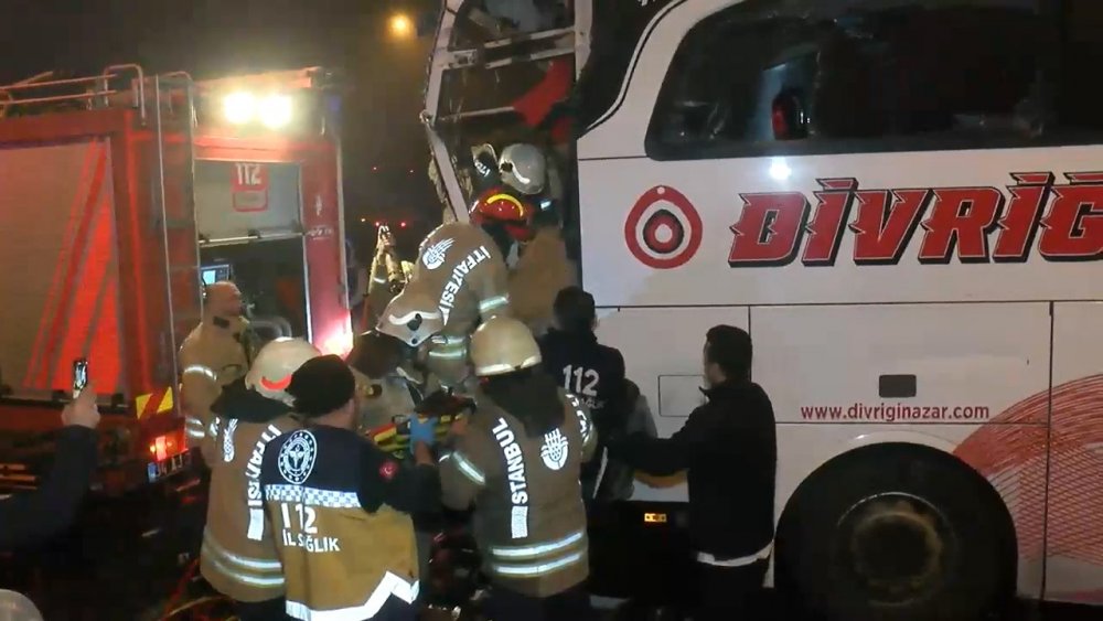 Kuzey Marmara Otoyolu'nda yolcu otobüsü TIR'a çarptı: 1'i ağır 19 yaralı