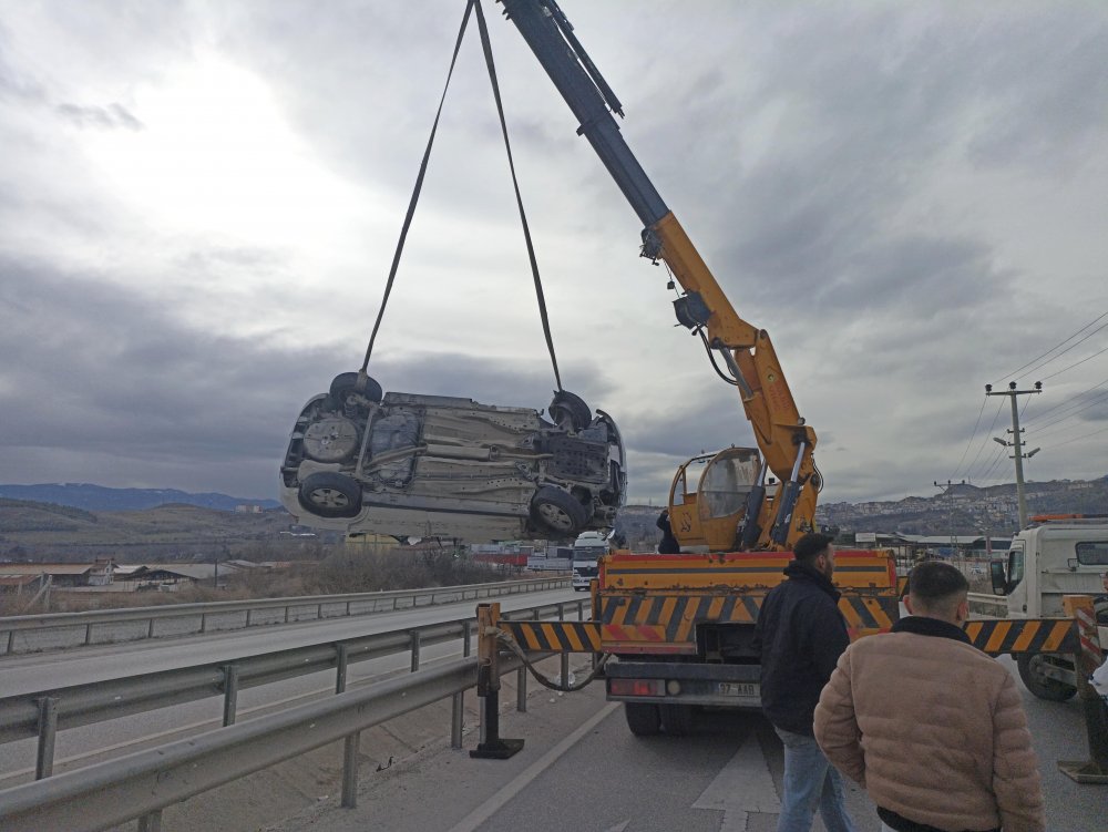 Otomobil refüjdeki su kanalına girdi: 2 yaralı