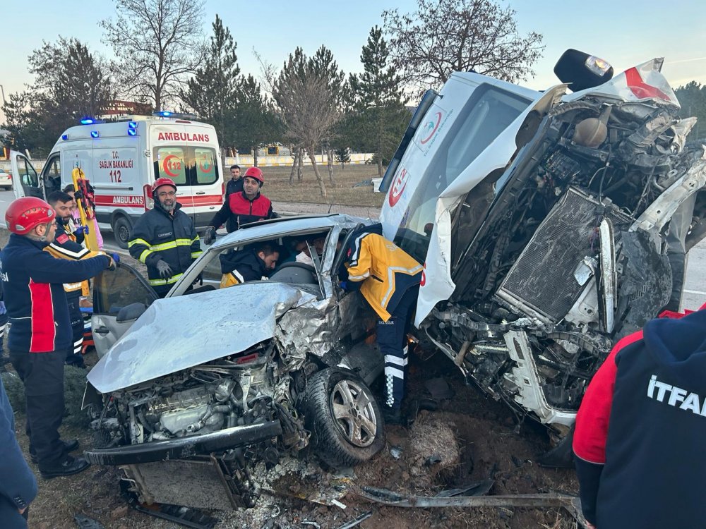 Ambulans ile otomobil çarpıştı: 2'si sağlık personeli 3 yaralı