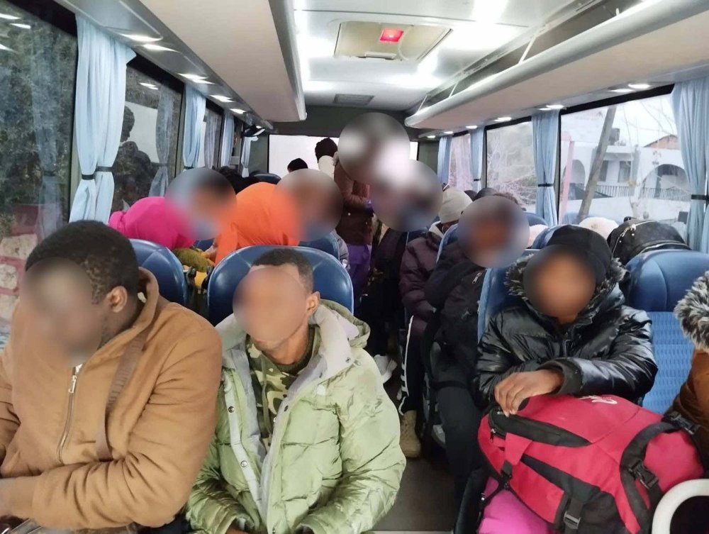 43 kaçak göçmen ve 13 organizatör şüphelisi yakalandı