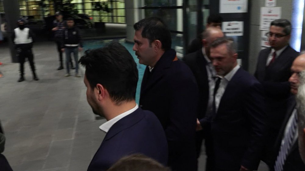 Murat Kurum saldırıda yaralanan kadını ziyaret etti