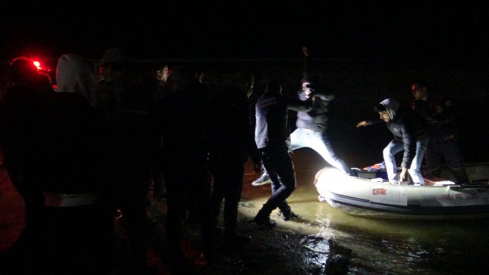 Su alan teknede yüzme bilmeyen 3 genç kurtarıldı