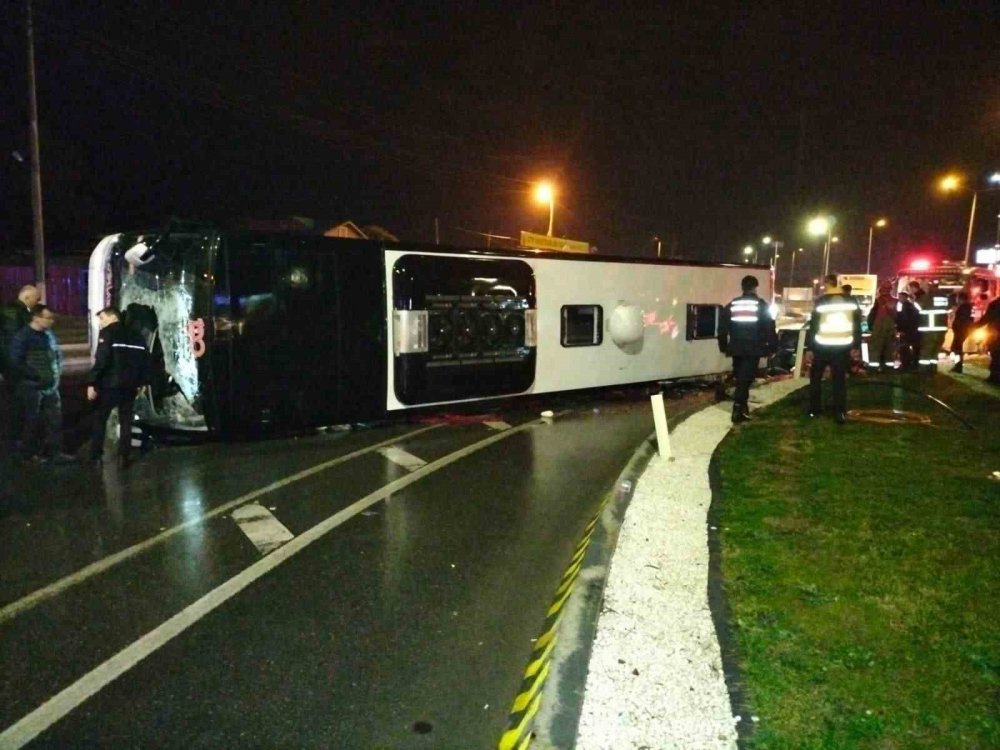 Yolcu otobüsü devrildi, 1 kişi öldü, 20 kişi yaralandı
