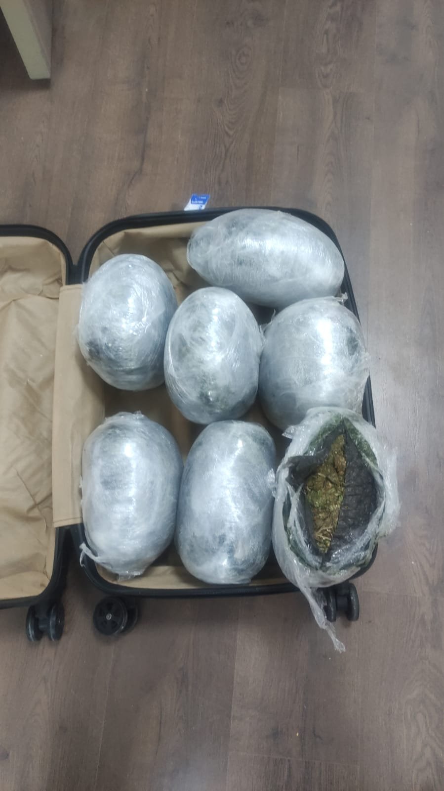 Konya'da yolcunun valizinden 8 kilo esrar çıktı