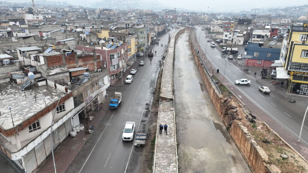 Şanlıurfa'da sağanak; dere taştı, Viranşehir karayolu ulaşıma kapatıldı