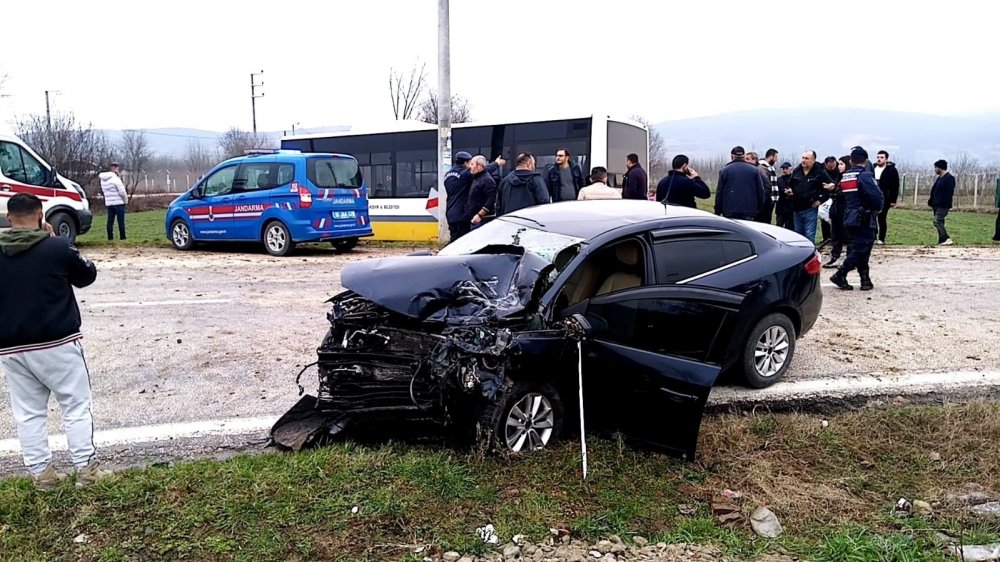 Bursa'da halk otobüsüyle çarpışan otomobilin sürücüsü öldü
