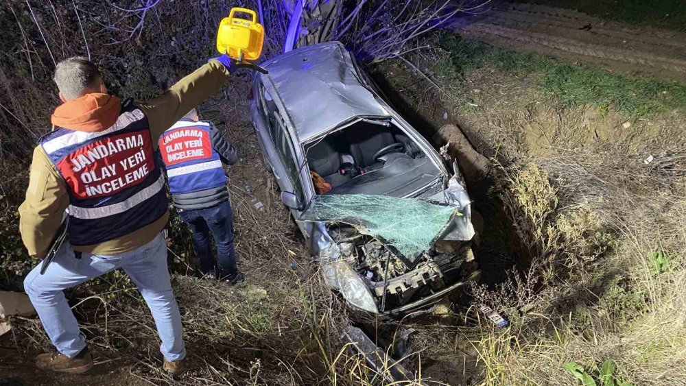 Otomobil şarampole yuvarlandı, sürücü hayatını kaybetti