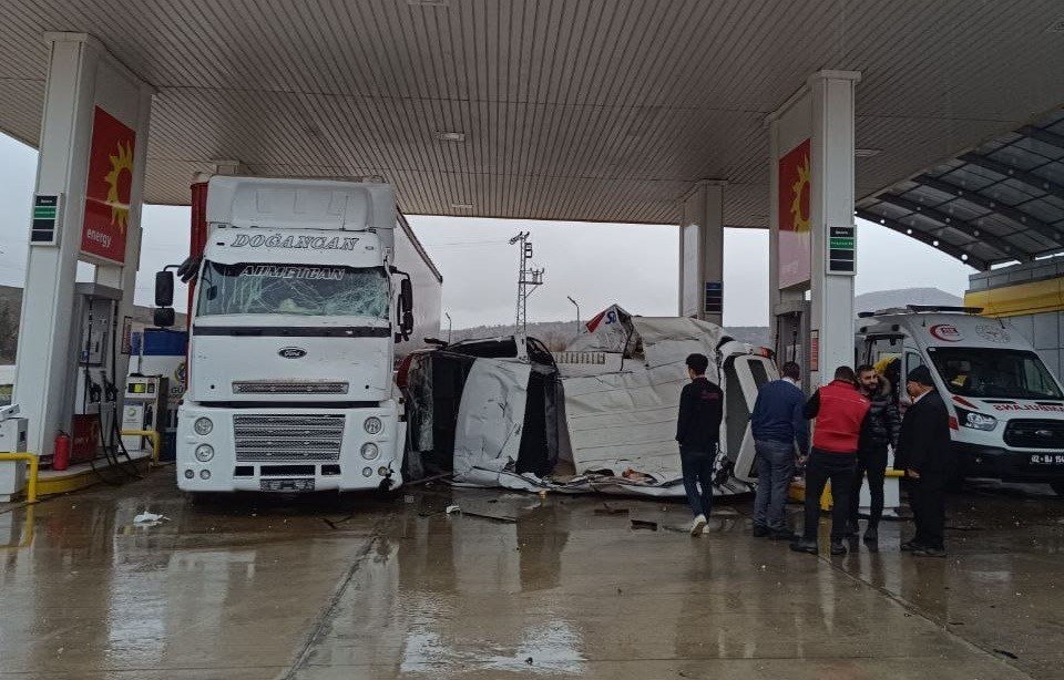 Adıyaman'da minibüs akaryakıt istasyonuna girdi! Yaralılar var