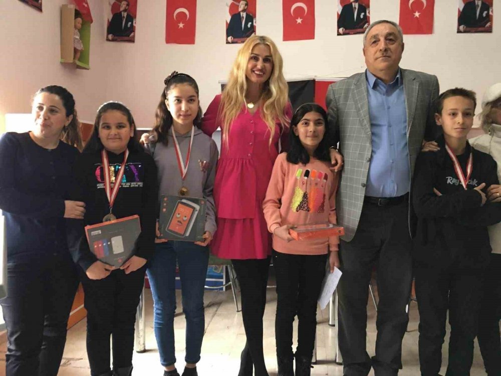 Tuğba Özay Konya'da şiir yarışmasına katıldı