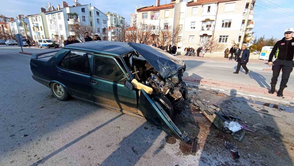 Konya'da feci kaza! Kırmızı ışıkta bekleyen minibüse otomobil çarptı: 1 ölü, 2 yaralı