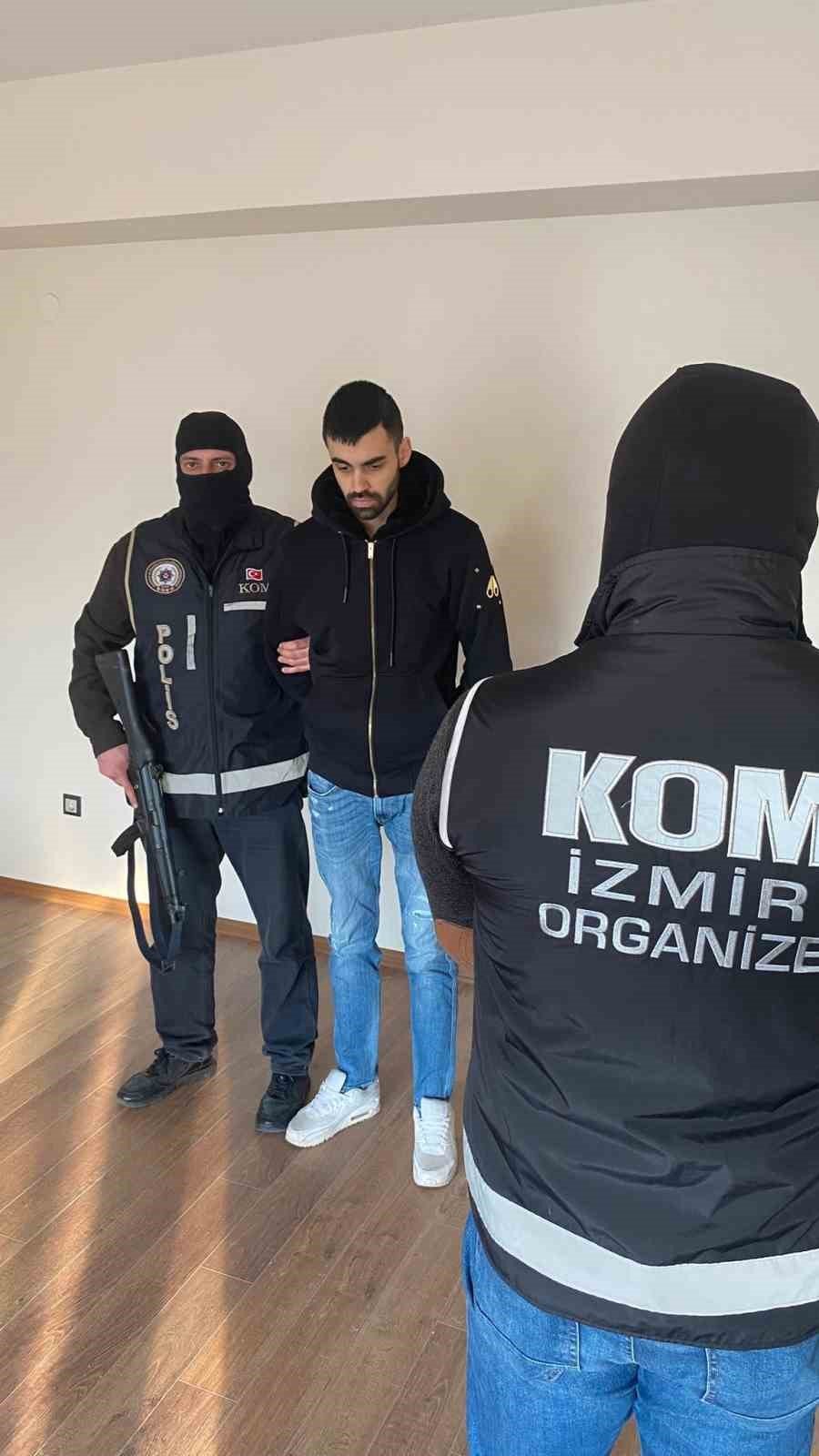 Interpol tarafından kırmızı bültenle aranan zanlı İzmir’de yakalandı