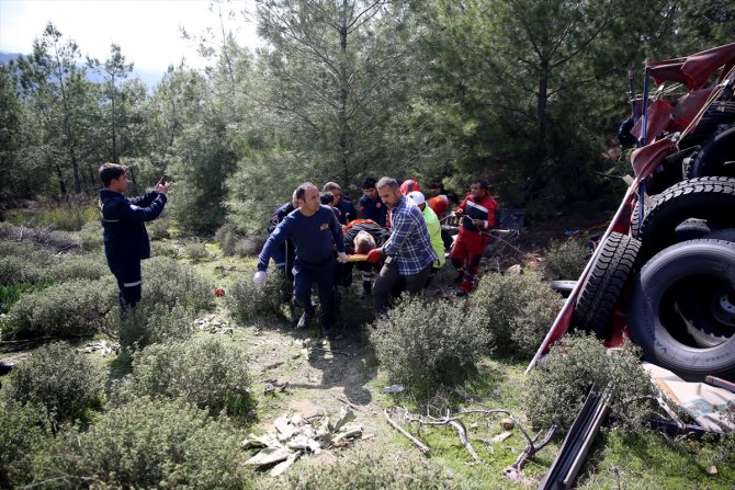 Muğla'da ormanlık alana devrilen kamyonun sürücüsü öldü