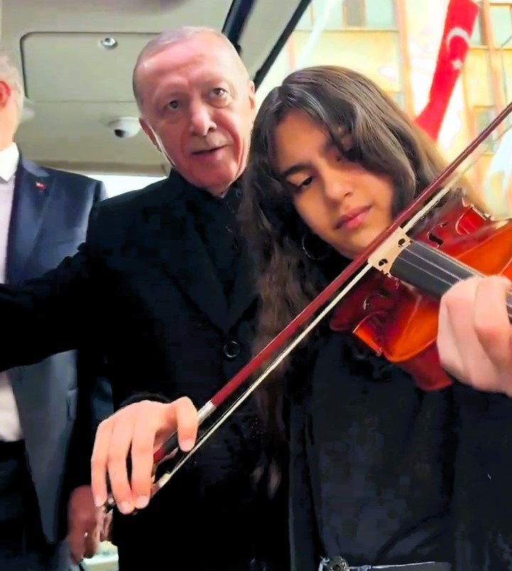 Cumhurbaşkanı Erdoğan'a keman çalan kız konuştu