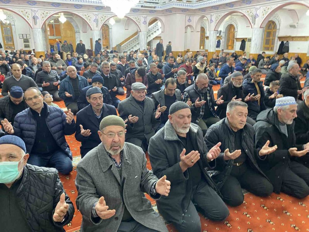 Konya'da vatandaşlar camileri doldurdu