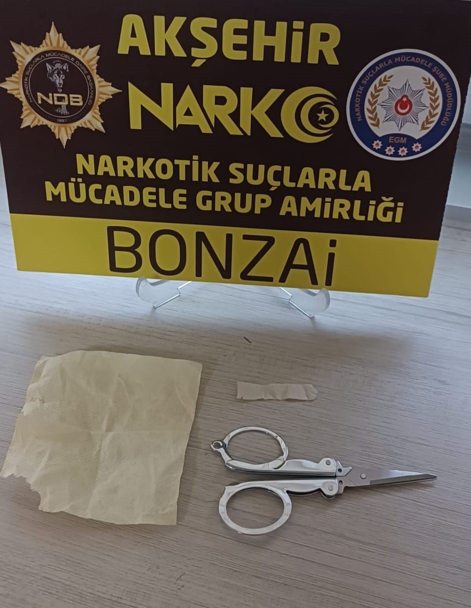 Konya’da sokakta uyuşturucu satan 2 şüpheli tutuklandı