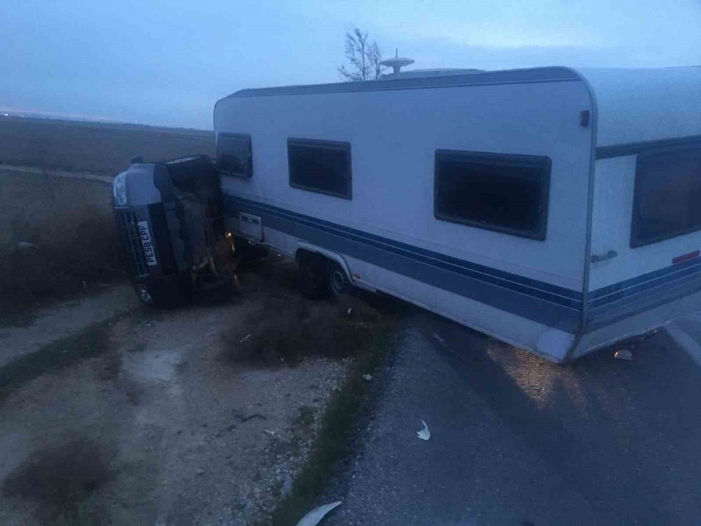 Konya'da karavan bağlı otomobil şarampole devrildi