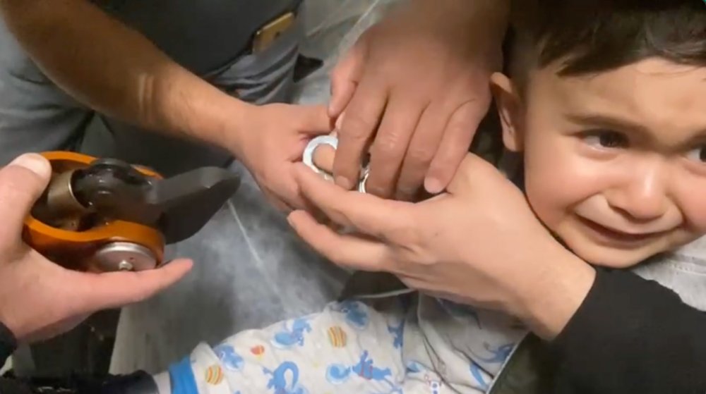 Parmağı meşrubat açacağına sıkışan çocuğu itfaiye kurtardı