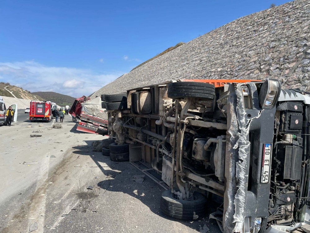Tır kamyona arkadan çarptı; 1 kişi hayatını kaybetti, 2 kişi yaralandı, 52 koyun öldü