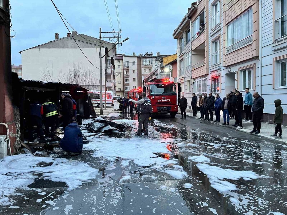 Garajda çıkan yangında 2 araç kül oldu