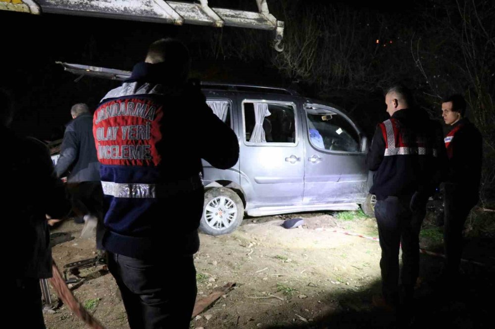 Şarampole devrilen hafif ticari aracın sürücüsü hayatını kaybetti