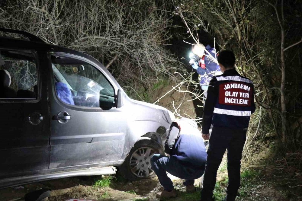 Şarampole devrilen hafif ticari aracın sürücüsü hayatını kaybetti