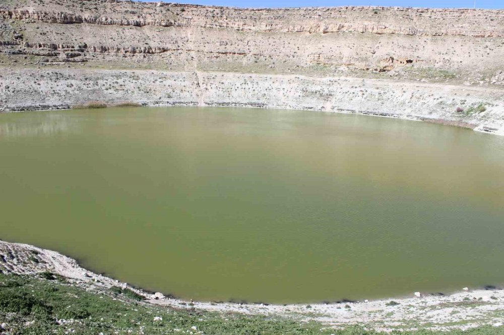 Konya'da ziyaretçi akınına uğrayan göl kurudu