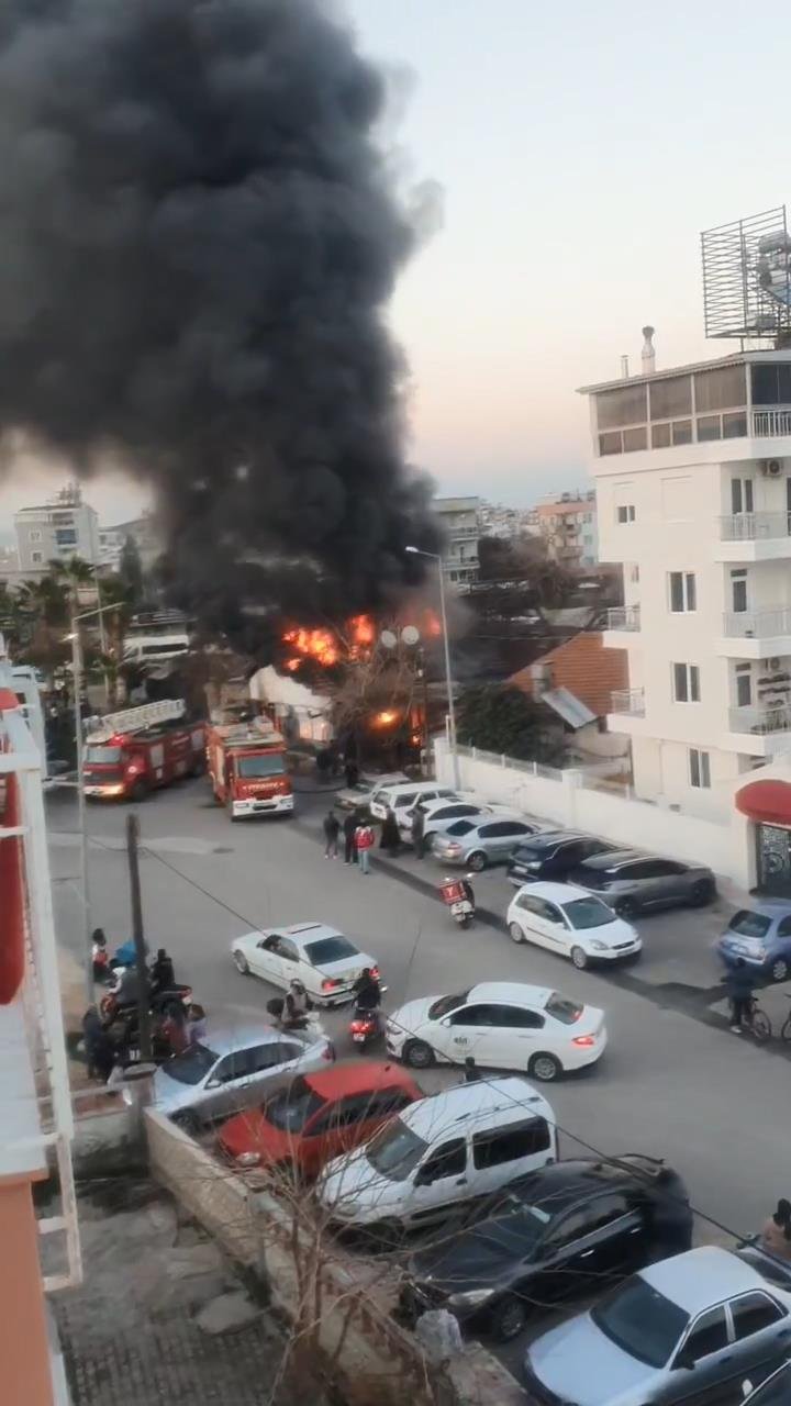 Antalya'da gecekondu yangını; küle döndü