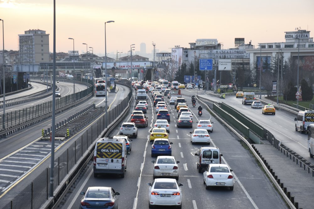 İstanbul-İstanbul'da ilk iftar öncesi trafik yoğunluğu yüzde 74'e ulaştı