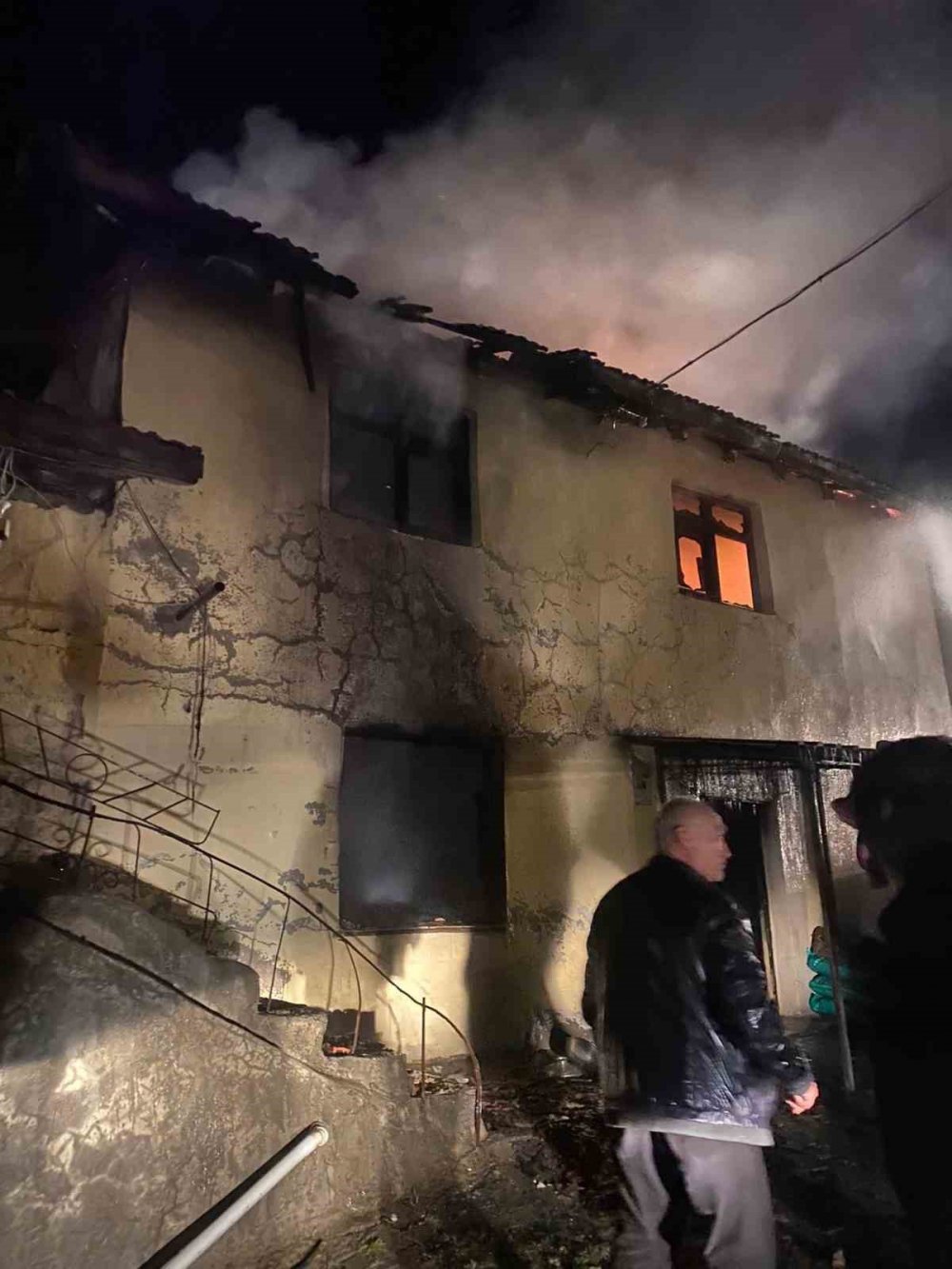 Mutfak tüpü patladı, çıkan yangında yaşlı kadın hayatını kaybetti