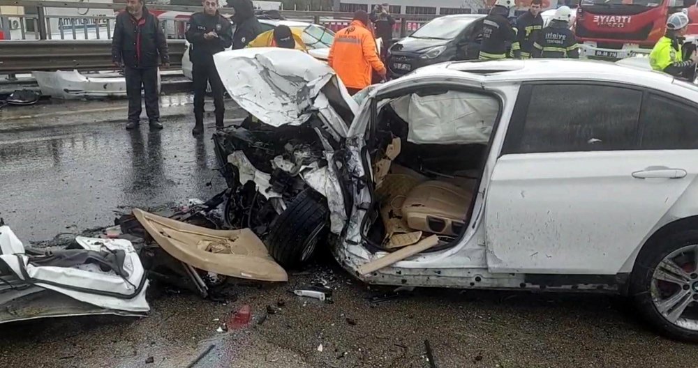 İki otomobil kafa kafaya çarpıştı: 1 ölü, 2 yaralı