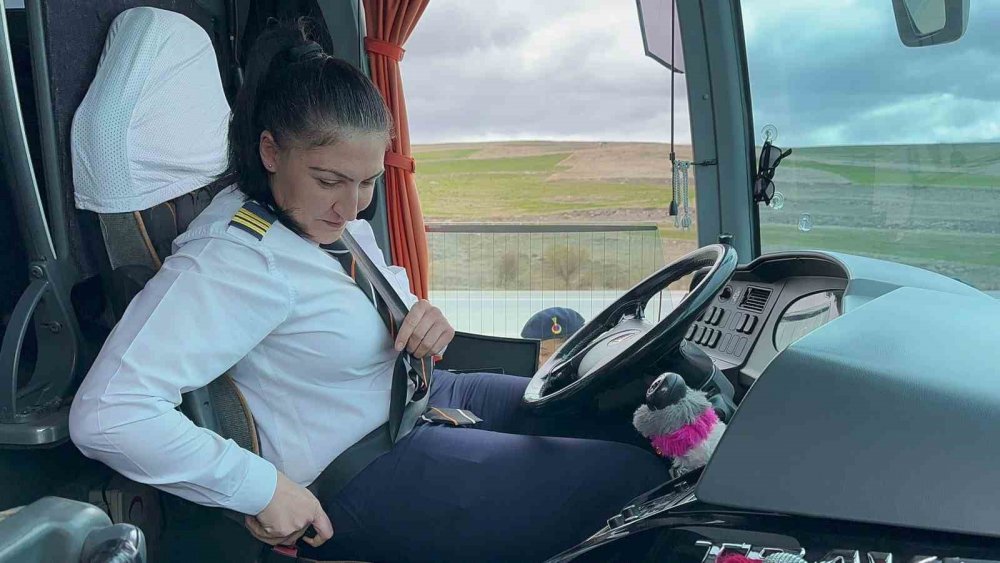 Kadın astsubay durdurduğu otobüste kadın kaptanı görünce ilginç anlar yaşandı