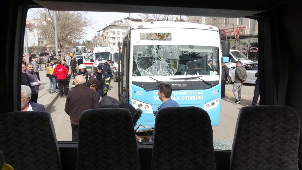 Halk otobüsü yolcu minibüsüne arkadan çarptı; 14 yaralı