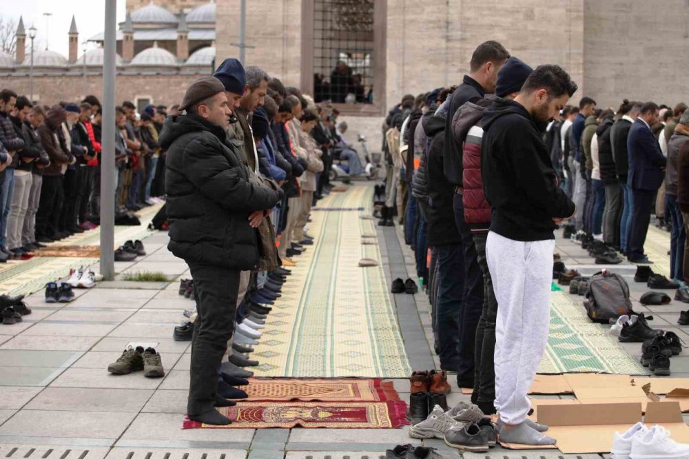 Konya’da Ramazan ayını ilk Cuma namazı kılındı