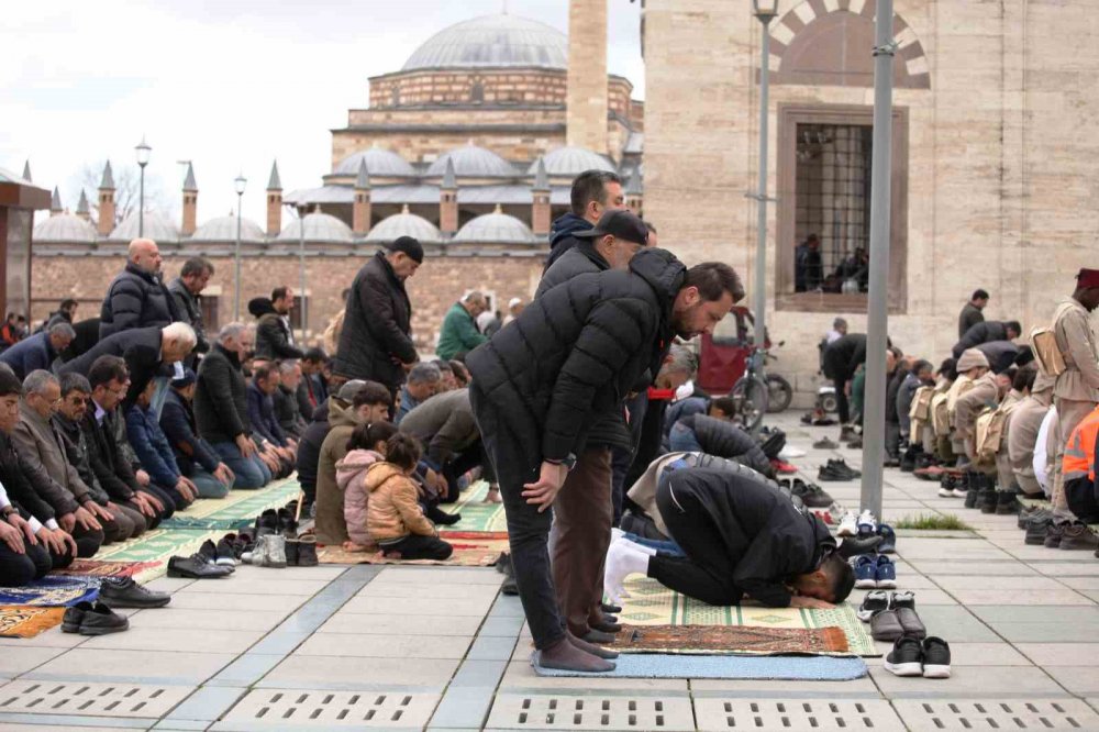Konya’da Ramazan ayını ilk Cuma namazı kılındı