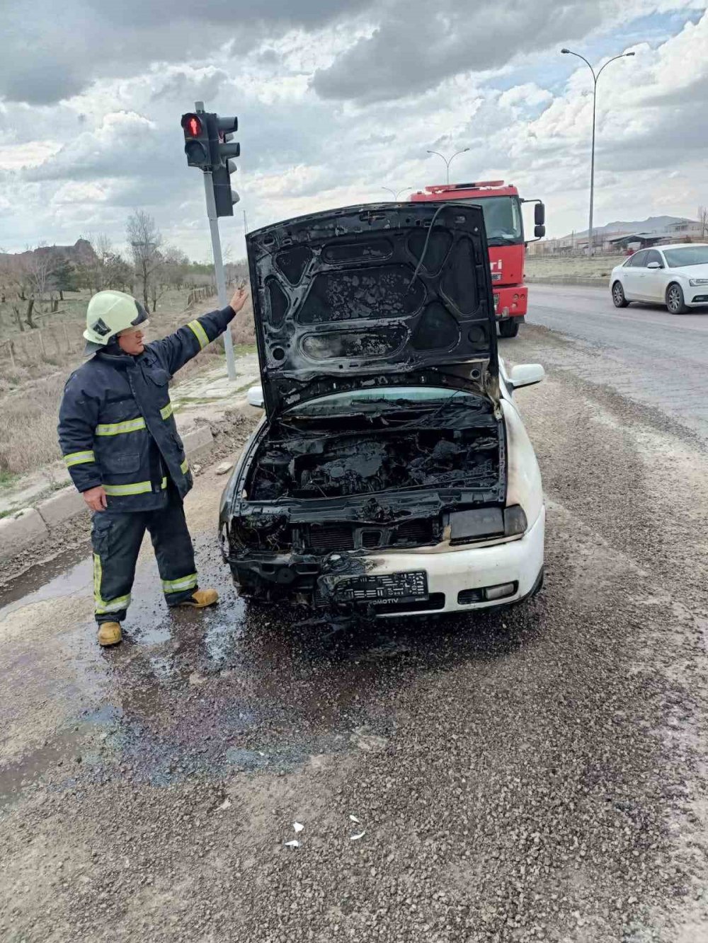 Seyir halindeki otomobil alev aldı