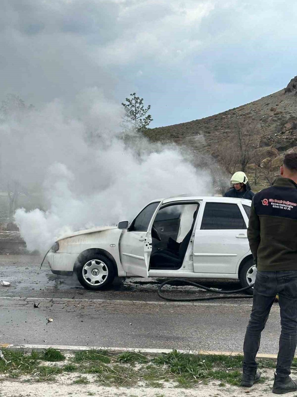 Seyir halindeki otomobil alev aldı