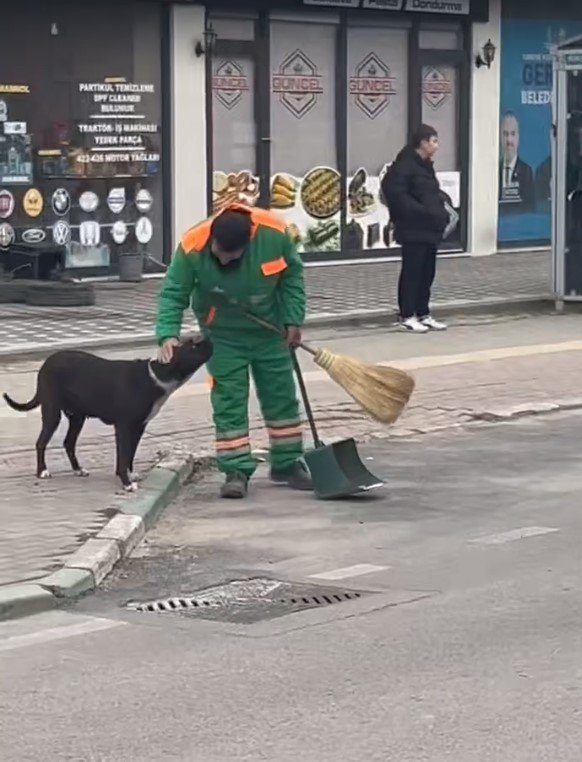 Sokak köpeğini süpürgesi ile kaşıyıp sevdi; temizlik personelinin o anları kamerada
