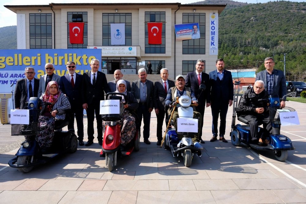 Konya Akşehir’de engelli vatandaşlara akülü araç desteği