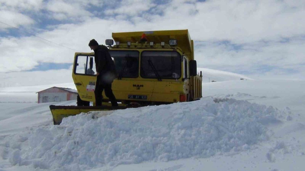 Kars’ta kar kalınlığını 2 metreyi buldu, evler kar altında kaldı